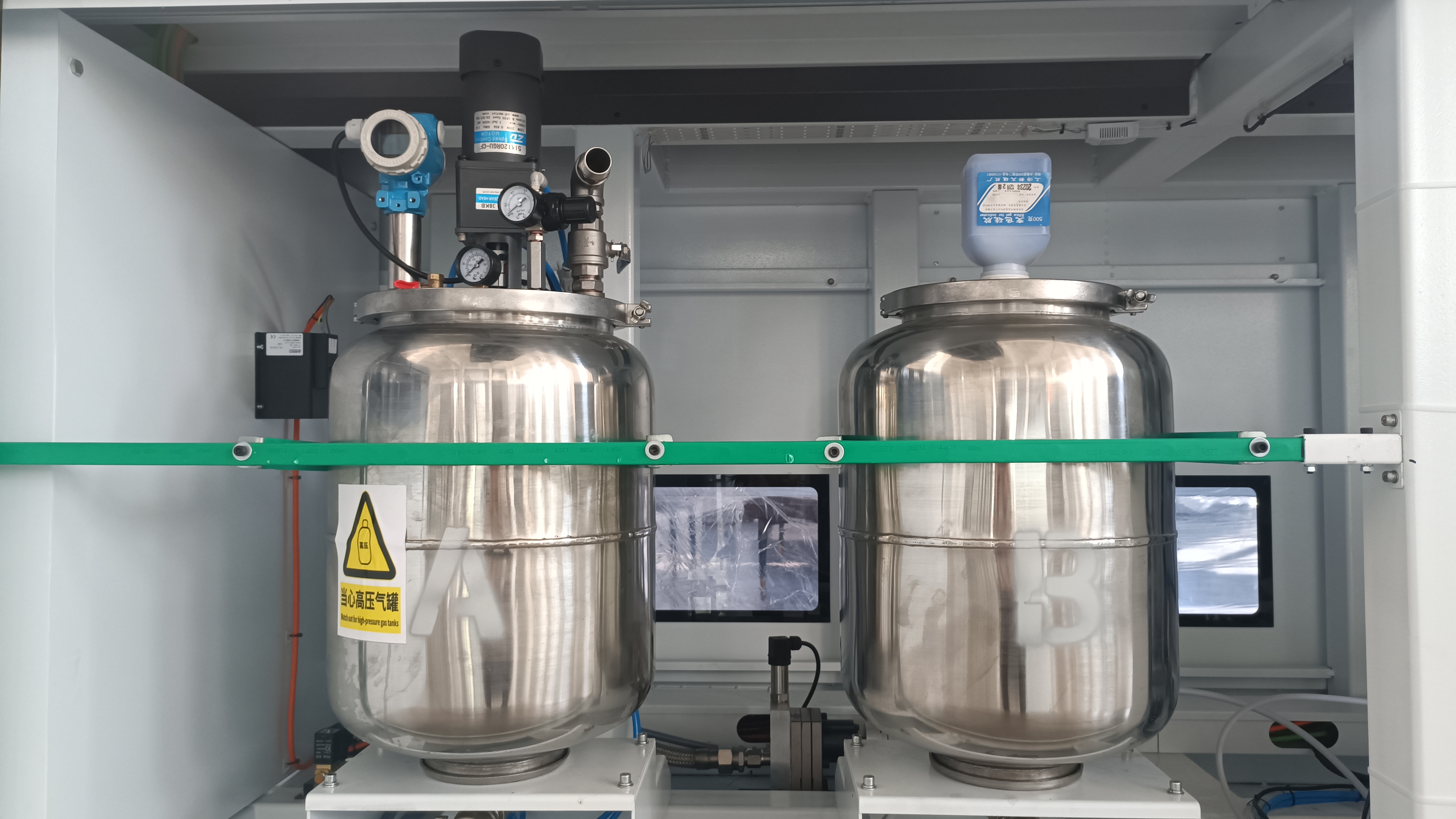 Dispensing machine A/B glue tank