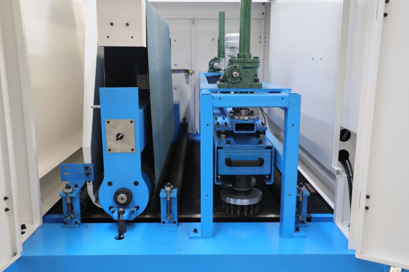 equipped with an abrasive belt grinding and clean hammer